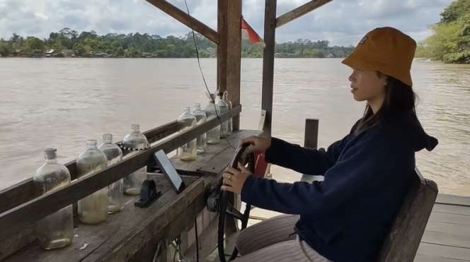8 Potret Cantiknya Gadis Dayak 'Penarik Getek' di Pedalaman Borneo, Parasnya Memikat!