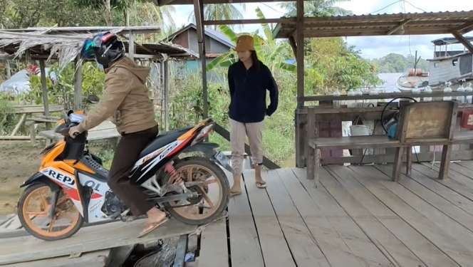 8 Potret Cantiknya Gadis Dayak 'Penarik Getek' di Pedalaman Borneo, Parasnya Memikat!