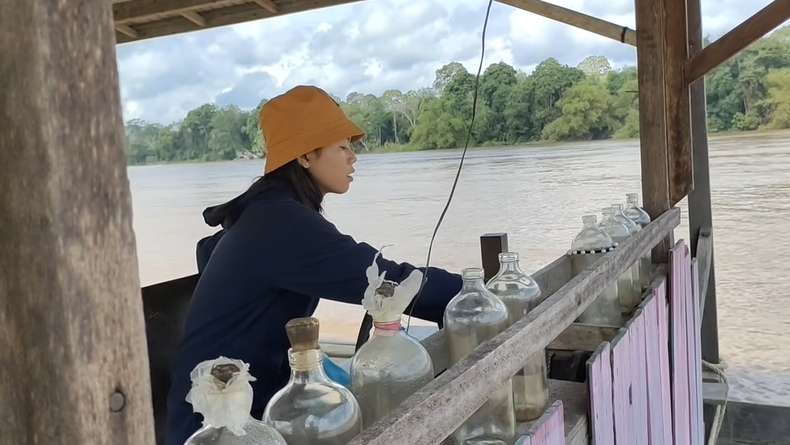 8 Potret Cantiknya Gadis Dayak 'Penarik Getek' di Pedalaman Borneo, Parasnya Memikat!