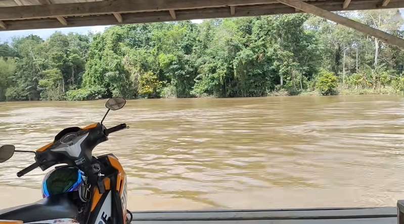 8 Potret Cantiknya Gadis Dayak 'Penarik Getek' di Pedalaman Borneo, Parasnya Memikat!