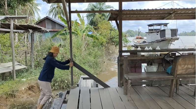 8 Potret Cantiknya Gadis Dayak 'Penarik Getek' di Pedalaman Borneo, Parasnya Memikat!