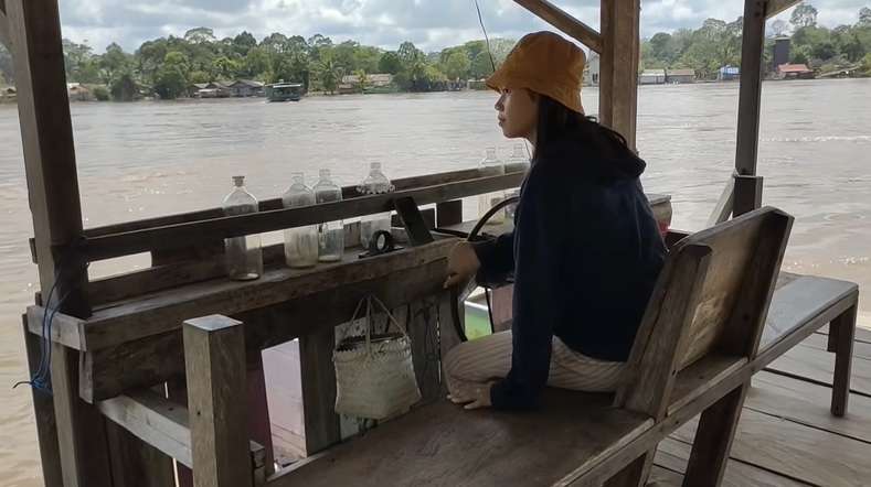 8 Potret Cantiknya Gadis Dayak 'Penarik Getek' di Pedalaman Borneo, Parasnya Memikat!