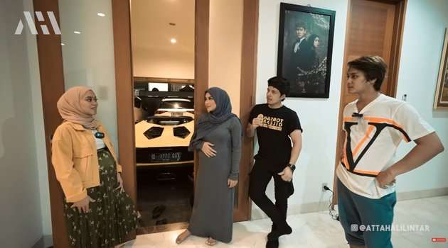 10 Foto Mewahnya Rumah Baru Lesty & Rizky Billar, Garasi Mobilnya Bikin Atta-Aurel Syok!
