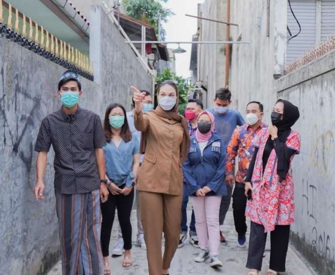 9 Potret Luna Maya Jadi Ibu Ketua RT Kemang, Gayanya Berkerudung Bikin Pangling!