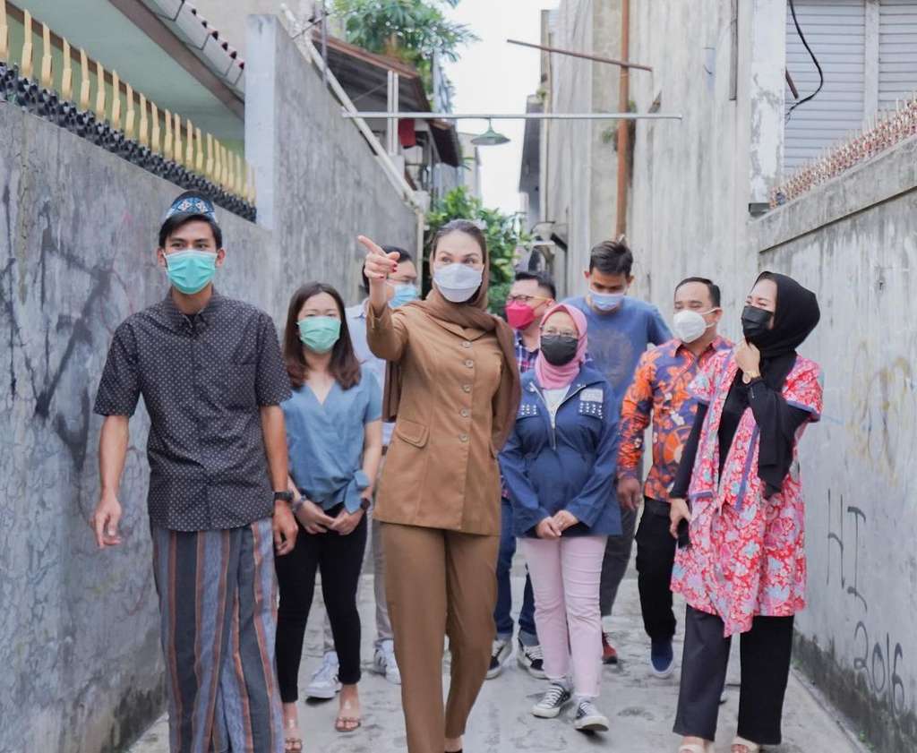 9 Potret Luna Maya Jadi Ibu Ketua RT Kemang, Gayanya Berkerudung Bikin Pangling!