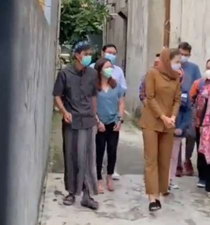 9 Potret Luna Maya Jadi Ibu Ketua RT Kemang, Gayanya Berkerudung Bikin Pangling!