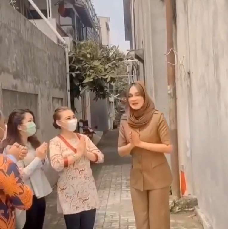 9 Potret Luna Maya Jadi Ibu Ketua RT Kemang, Gayanya Berkerudung Bikin Pangling!