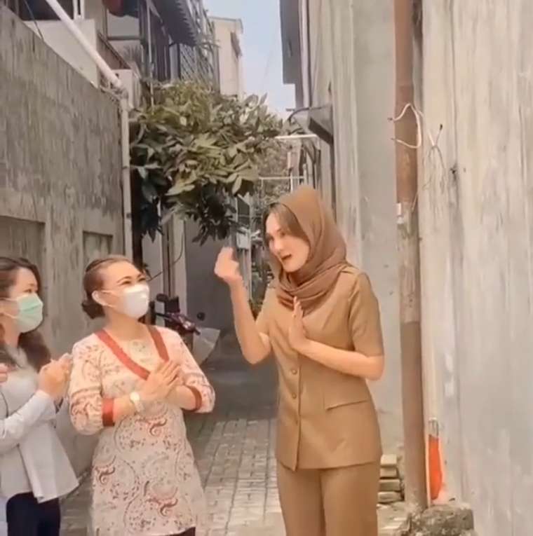 9 Potret Luna Maya Jadi Ibu Ketua RT Kemang, Gayanya Berkerudung Bikin Pangling!