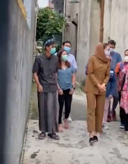 9 Potret Luna Maya Jadi Ibu Ketua RT Kemang, Gayanya Berkerudung Bikin Pangling!