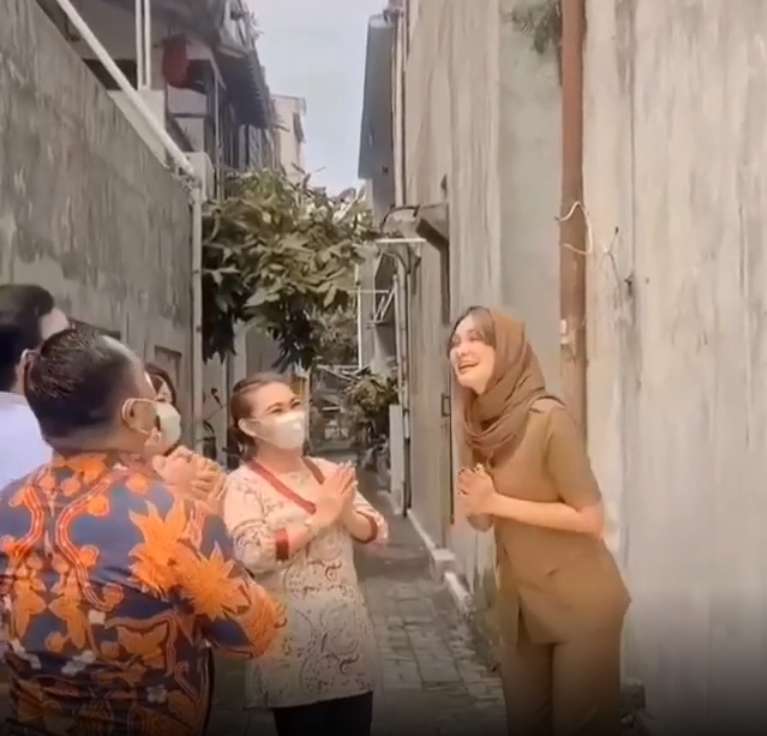 9 Potret Luna Maya Jadi Ibu Ketua RT Kemang, Gayanya Berkerudung Bikin Pangling!