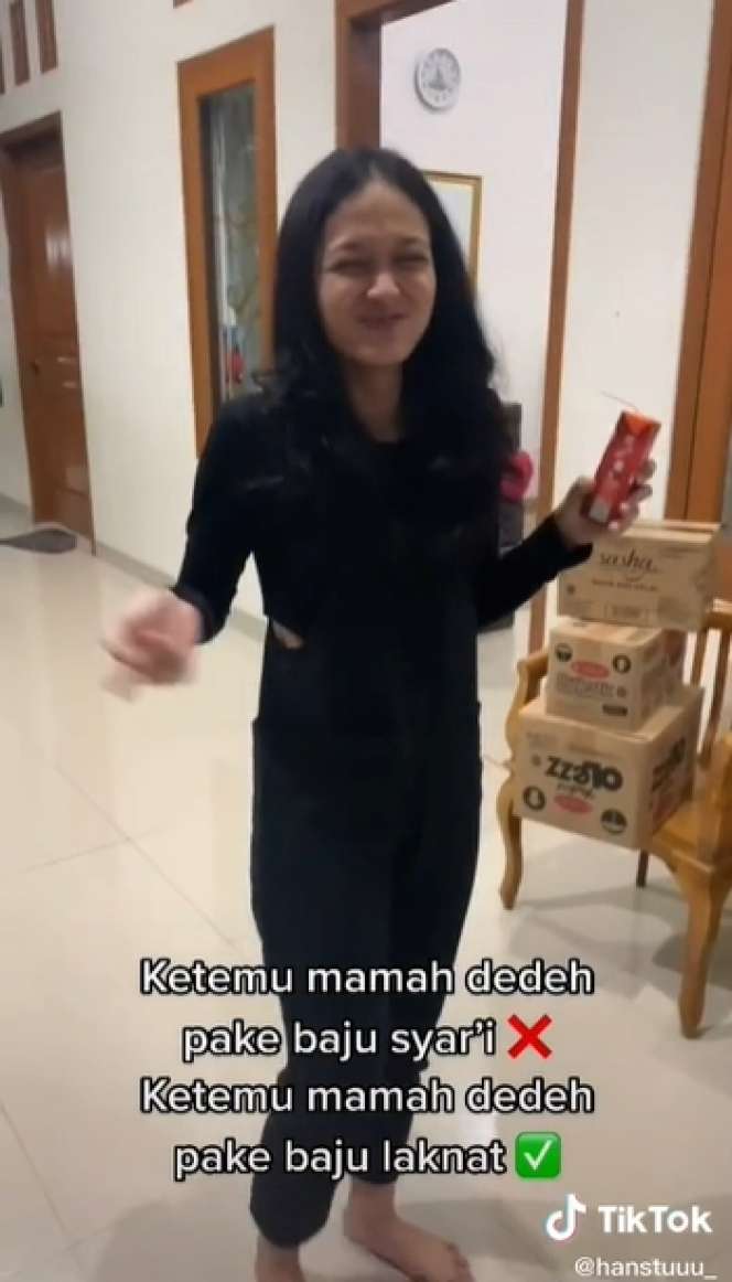 8 Foto Viral Cewek Pakai Baju ‘Laknat’ di Depan Mamah Dedeh, Respon Sang Pendakwah Disorot!