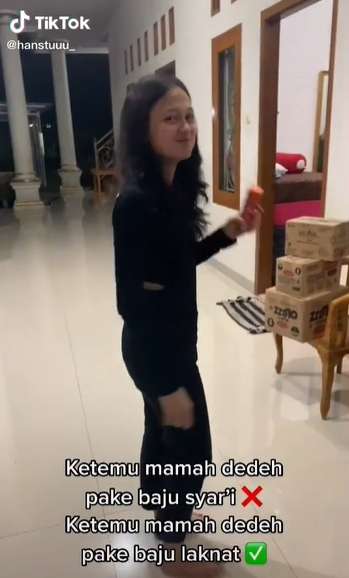 8 Foto Viral Cewek Pakai Baju ‘Laknat’ di Depan Mamah Dedeh, Respon Sang Pendakwah Disorot!