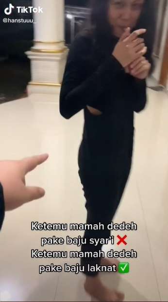 8 Foto Viral Cewek Pakai Baju ‘Laknat’ di Depan Mamah Dedeh, Respon Sang Pendakwah Disorot!