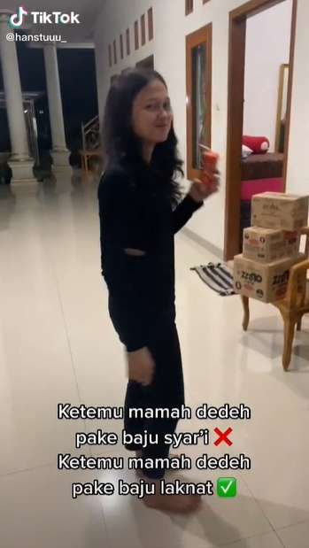 8 Foto Viral Cewek Pakai Baju ‘Laknat’ di Depan Mamah Dedeh, Respon Sang Pendakwah Disorot!