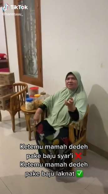 8 Foto Viral Cewek Pakai Baju ‘Laknat’ di Depan Mamah Dedeh, Respon Sang Pendakwah Disorot!