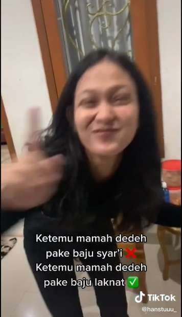 8 Foto Viral Cewek Pakai Baju ‘Laknat’ di Depan Mamah Dedeh, Respon Sang Pendakwah Disorot!