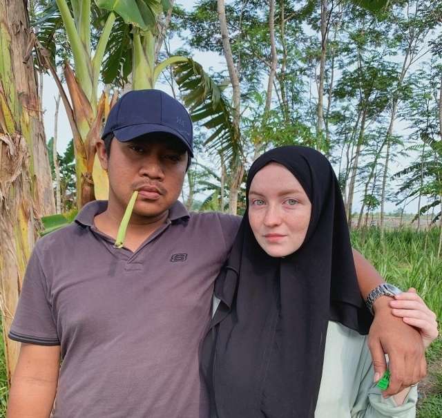 5 Potret Wanita Rusia yang Nikahi Pria Lumajang, Cantik Pol Bak Boneka Barbie!