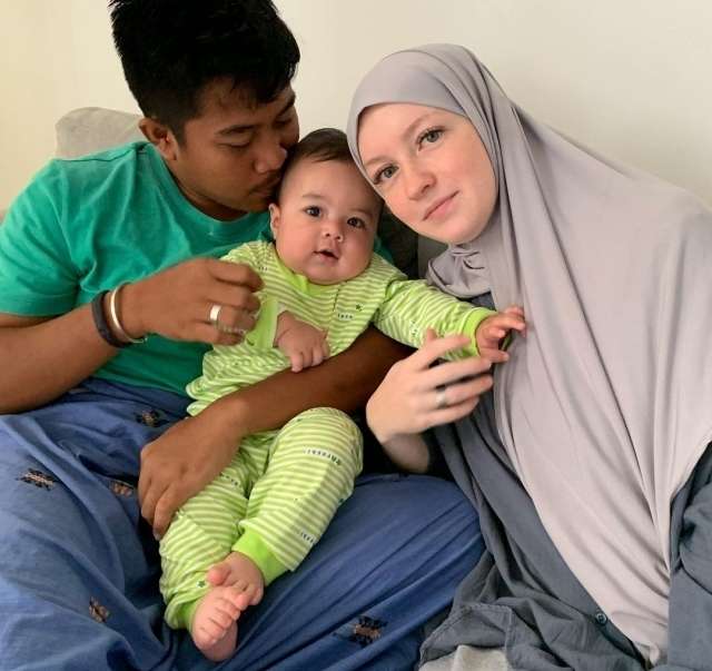 5 Potret Wanita Rusia yang Nikahi Pria Lumajang, Cantik Pol Bak Boneka Barbie!