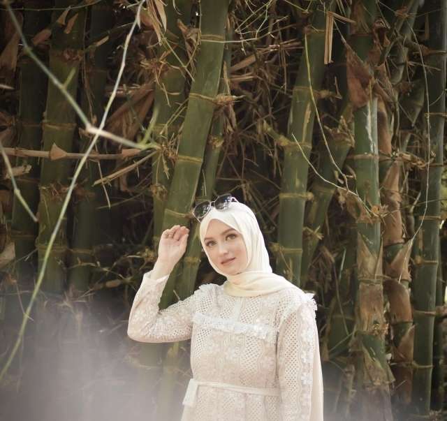 5 Potret Wanita Rusia yang Nikahi Pria Lumajang, Cantik Pol Bak Boneka Barbie!