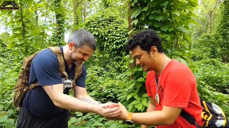 12 Potret Panji Petualang Dihadang Kobra Besar di Hutan, Ukurannya Bikin Bergidik!