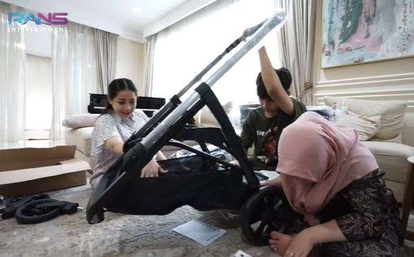 Potret Stroller Mewah Rp100 Juta Milik Nagita Slavina