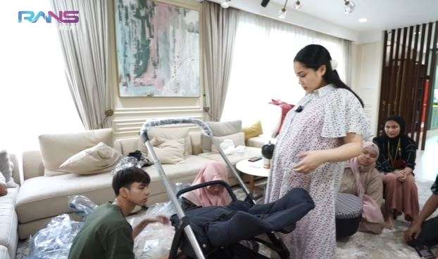 Potret Stroller Mewah Rp100 Juta Milik Nagita Slavina