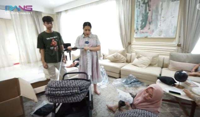 Potret Stroller Mewah Rp100 Juta Milik Nagita Slavina