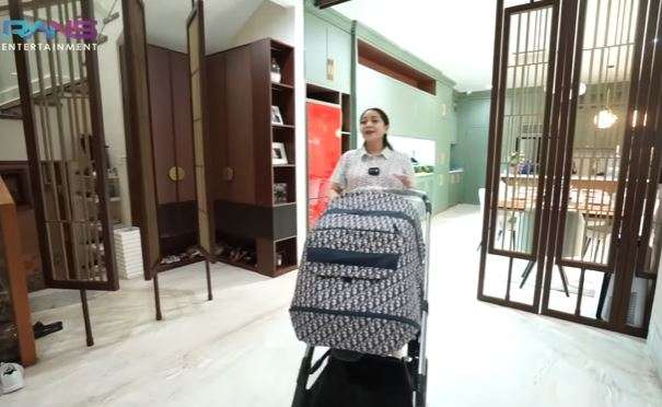 Potret Stroller Mewah Rp100 Juta Milik Nagita Slavina