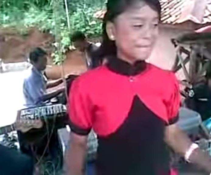10 Foto Lawas Pedangdut Sebelum Terkenal, Ayu Ting Ting Super Cantik dan Imut!