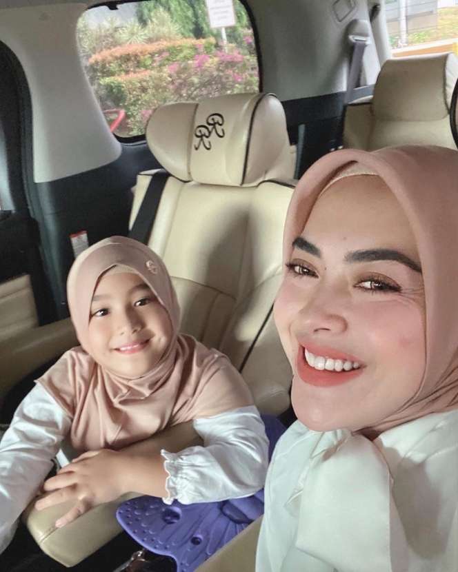 8 Potret Ratu Keponakan Syahrini, Kini Sudah SD Makin Cantik dan Modis Abis!