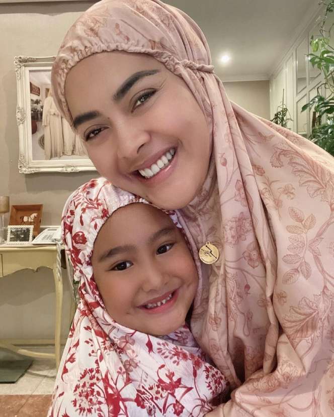 8 Potret Ratu Keponakan Syahrini, Kini Sudah SD Makin Cantik dan Modis Abis!
