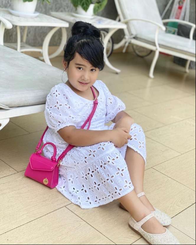 8 Potret Ratu Keponakan Syahrini, Kini Sudah SD Makin Cantik dan Modis Abis!