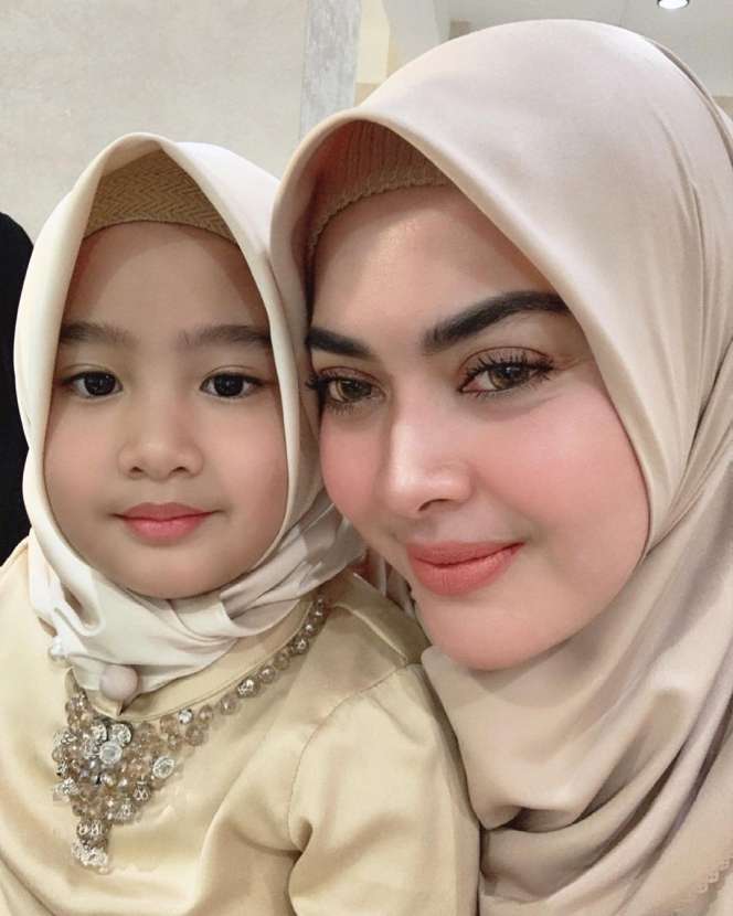 8 Potret Ratu Keponakan Syahrini, Kini Sudah SD Makin Cantik dan Modis Abis!