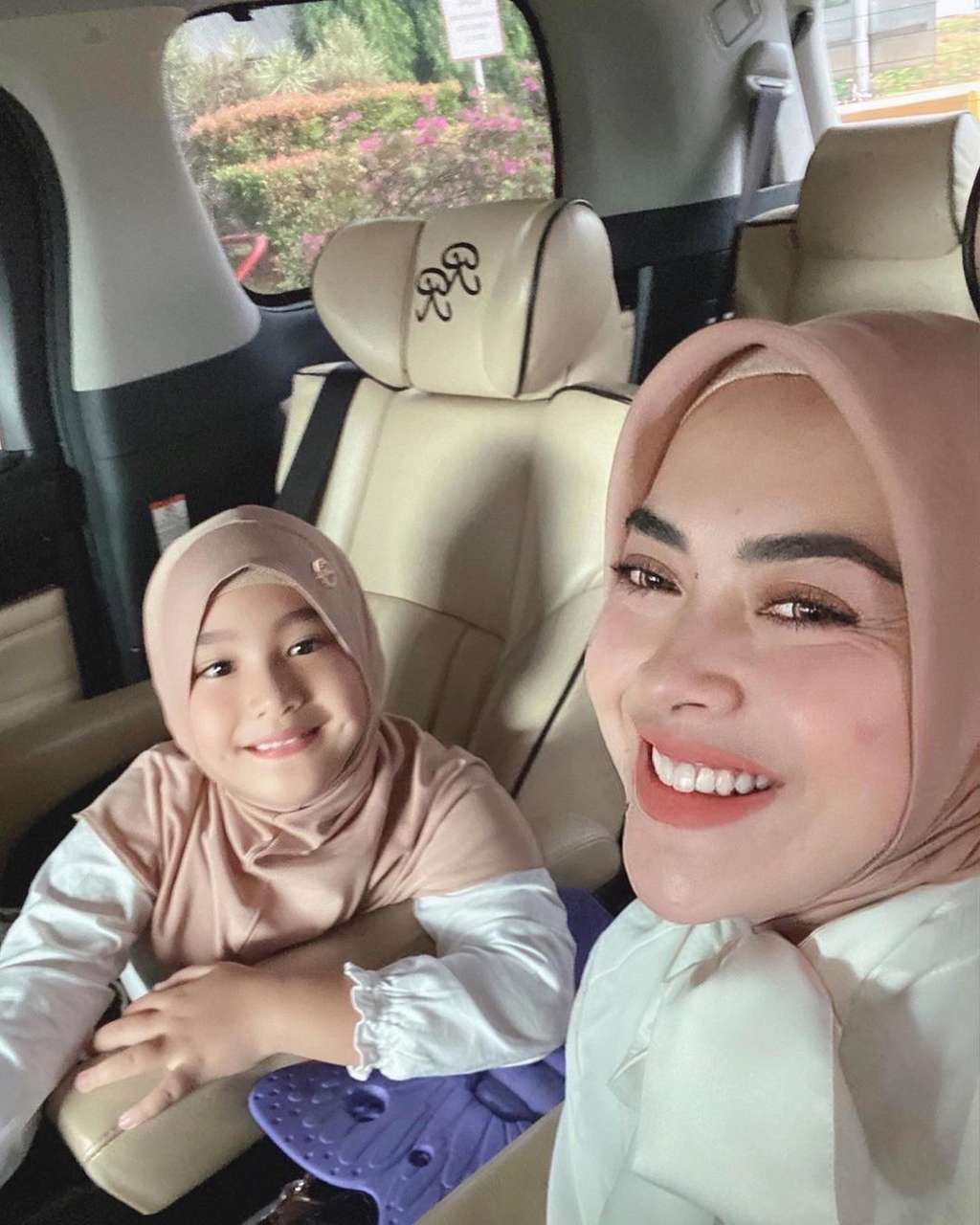 8 Potret Ratu Keponakan Syahrini, Kini Sudah SD Makin Cantik dan Modis Abis!