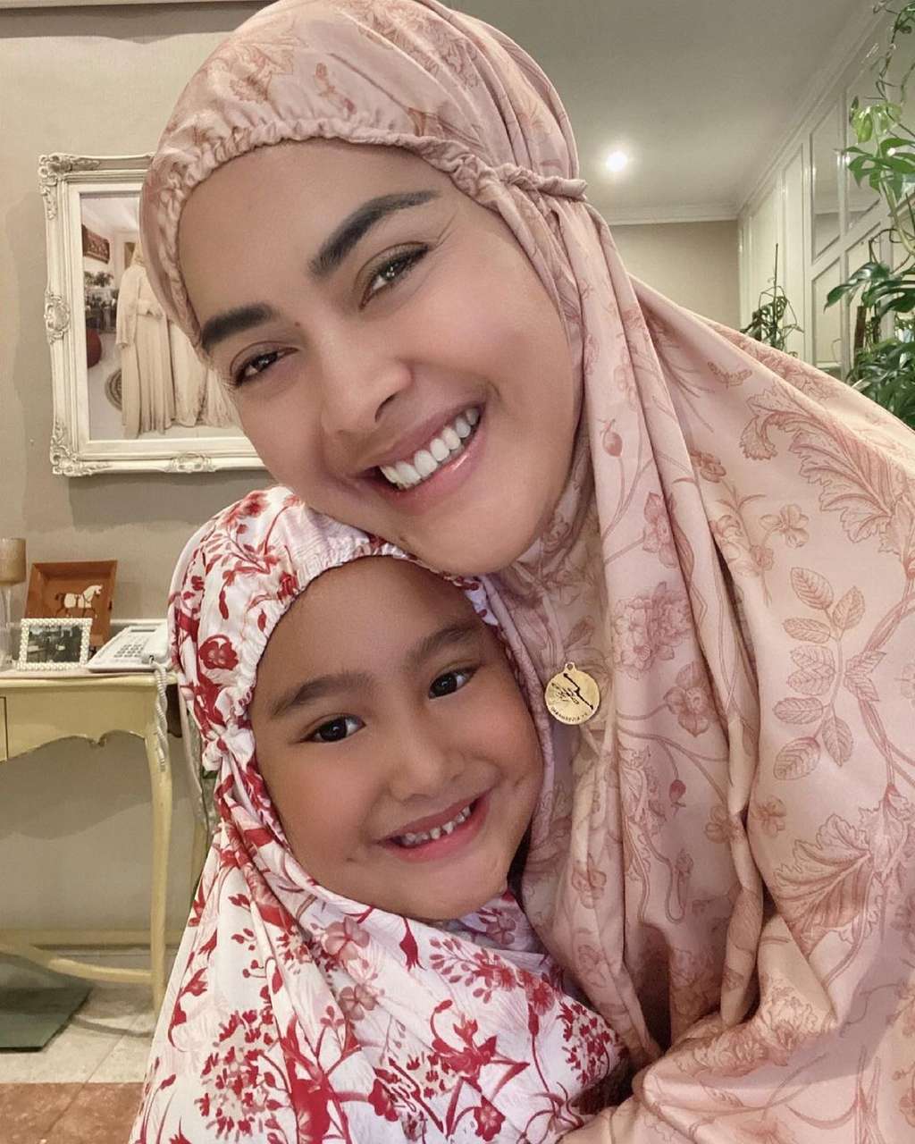 8 Potret Ratu Keponakan Syahrini, Kini Sudah SD Makin Cantik dan Modis Abis!