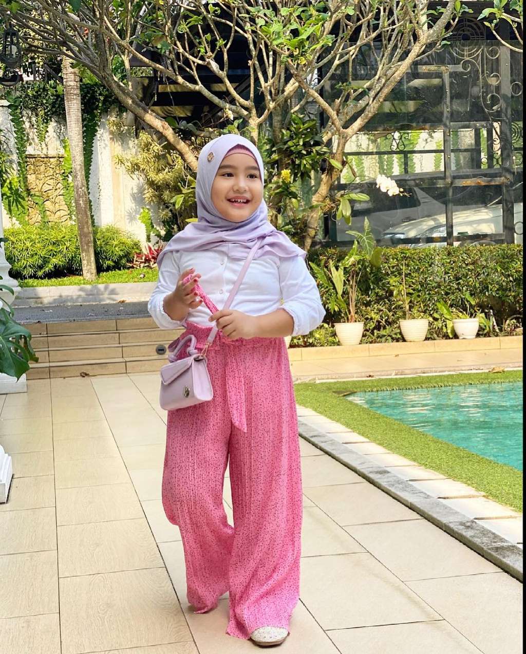 8 Potret Ratu Keponakan Syahrini, Kini Sudah SD Makin Cantik dan Modis Abis!