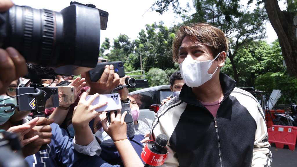 Khawatir dengan Lesty Kejora, Rizky Billar Polisikan Akun Haters 
