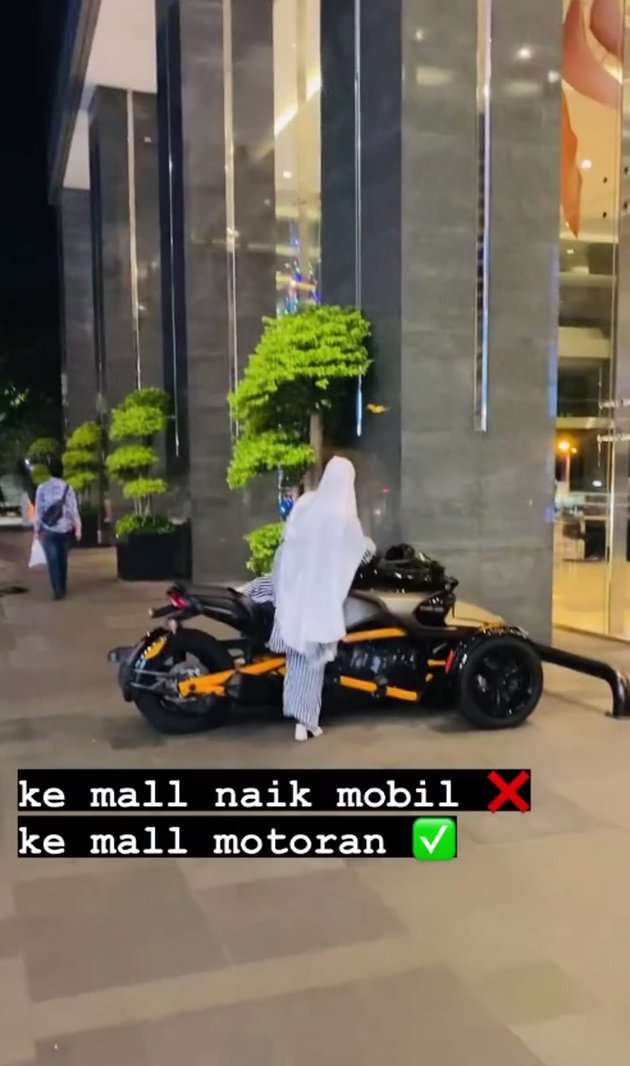 10 Potret April Jasmine Naik Moge Rp700 Juta ke Mall, Dihujat Netizen: Istri Ustaz Kok Riya