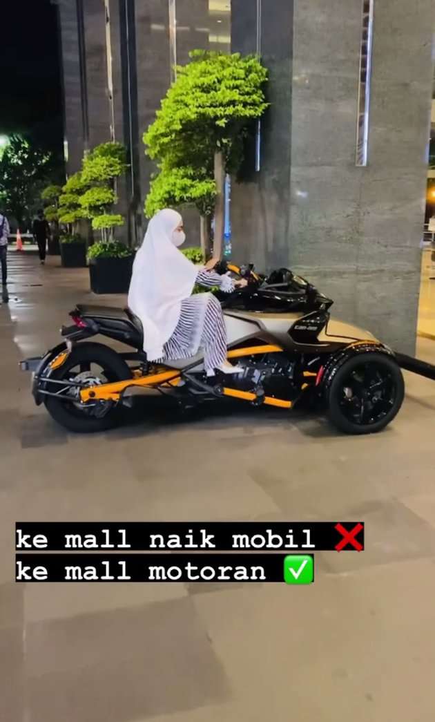 10 Potret April Jasmine Naik Moge Rp700 Juta ke Mall, Dihujat Netizen: Istri Ustaz Kok Riya