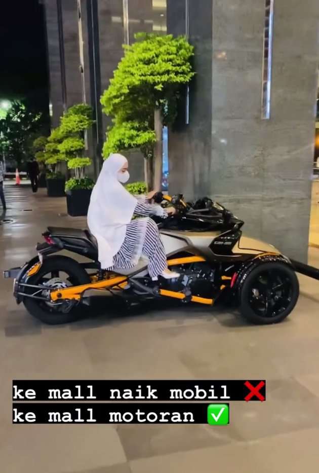 10 Potret April Jasmine Naik Moge Rp700 Juta ke Mall, Dihujat Netizen: Istri Ustaz Kok Riya