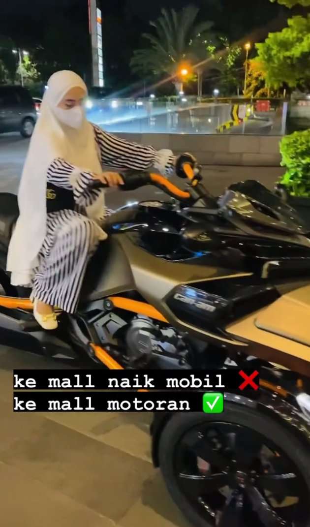 10 Potret April Jasmine Naik Moge Rp700 Juta ke Mall, Dihujat Netizen: Istri Ustaz Kok Riya