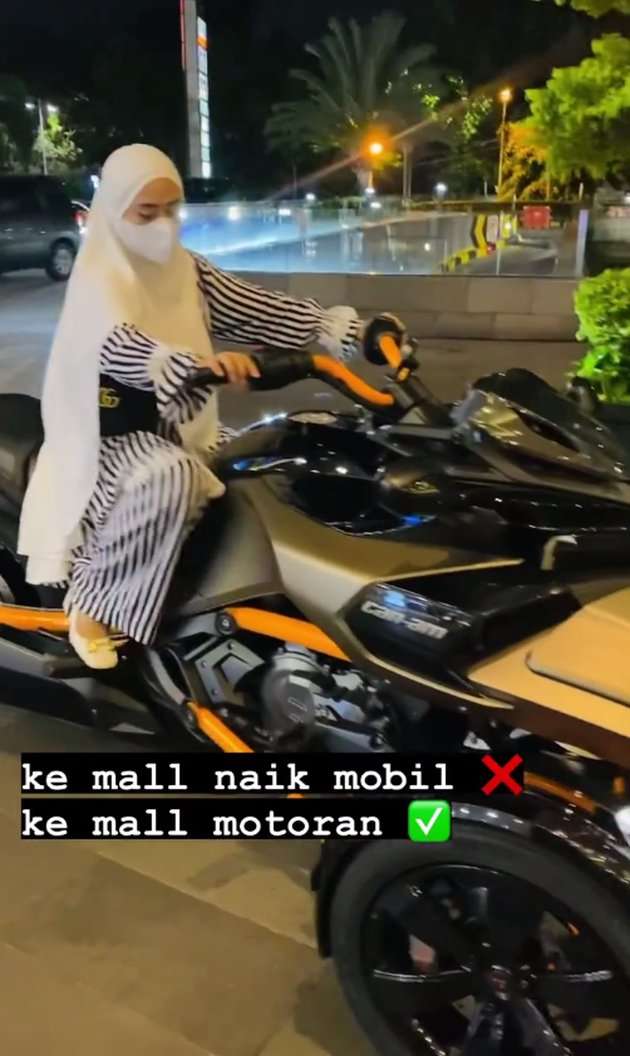 10 Potret April Jasmine Naik Moge Rp700 Juta ke Mall, Dihujat Netizen: Istri Ustaz Kok Riya