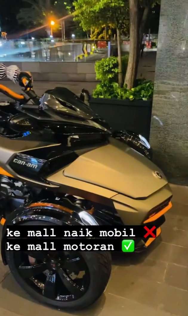 10 Potret April Jasmine Naik Moge Rp700 Juta ke Mall, Dihujat Netizen: Istri Ustaz Kok Riya