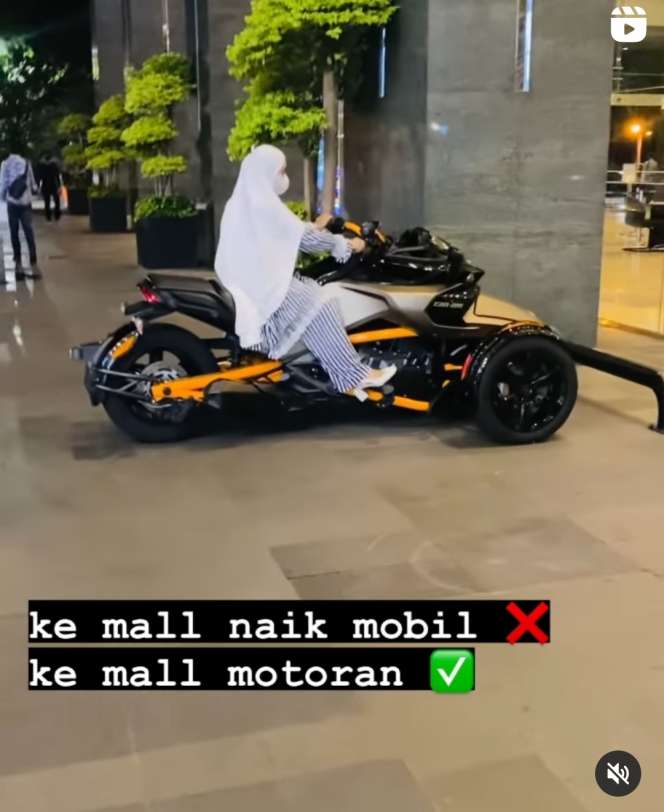 10 Potret April Jasmine Naik Moge Rp700 Juta ke Mall, Dihujat Netizen: Istri Ustaz Kok Riya