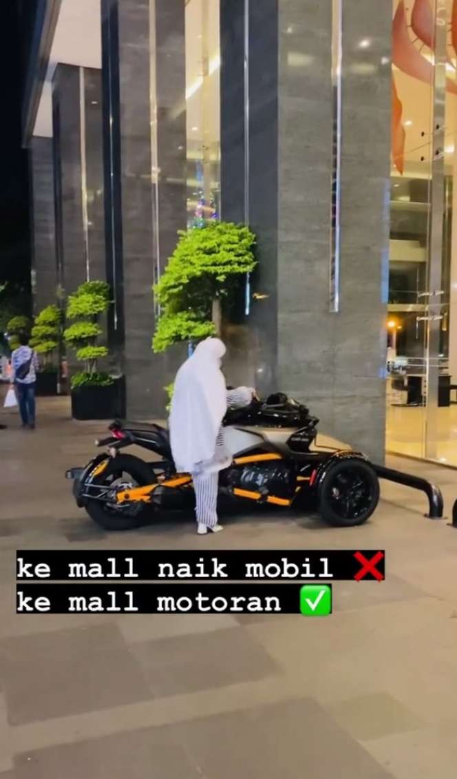 10 Potret April Jasmine Naik Moge Rp700 Juta ke Mall, Dihujat Netizen: Istri Ustaz Kok Riya
