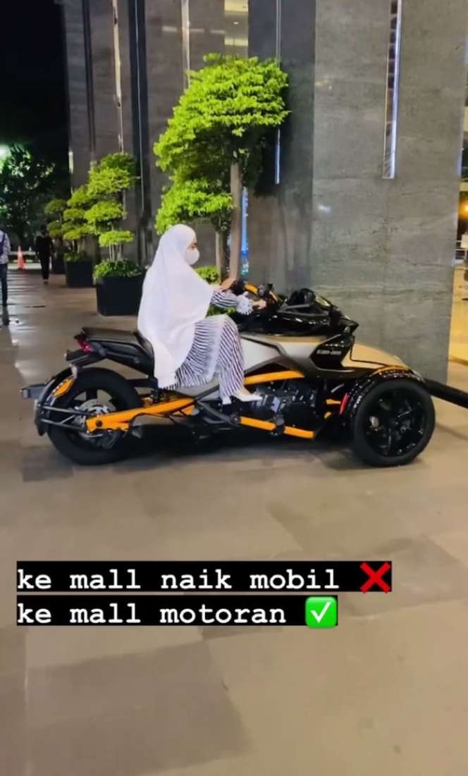 10 Potret April Jasmine Naik Moge Rp700 Juta ke Mall, Dihujat Netizen: Istri Ustaz Kok Riya