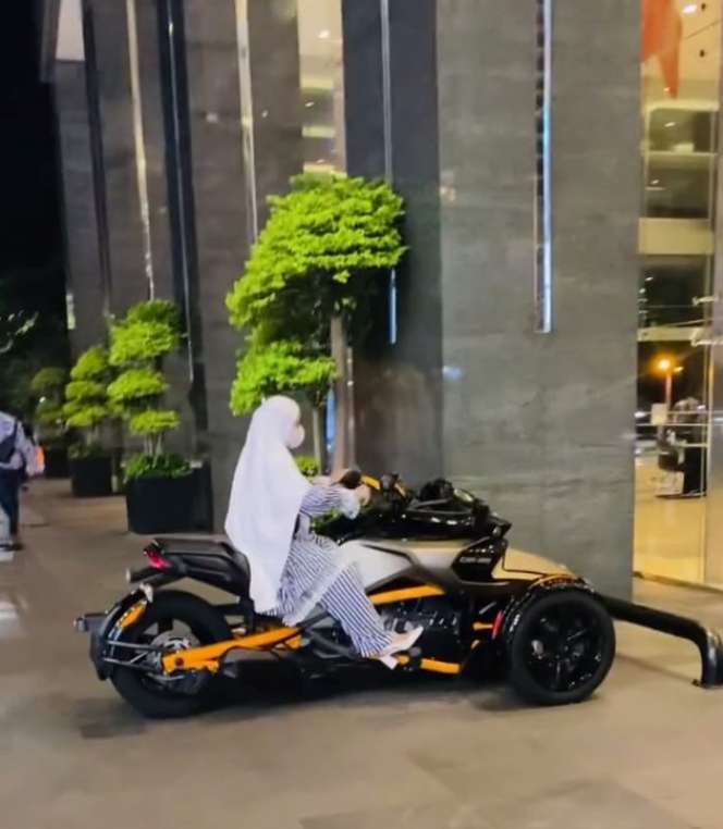 10 Potret April Jasmine Naik Moge Rp700 Juta ke Mall, Dihujat Netizen: Istri Ustaz Kok Riya