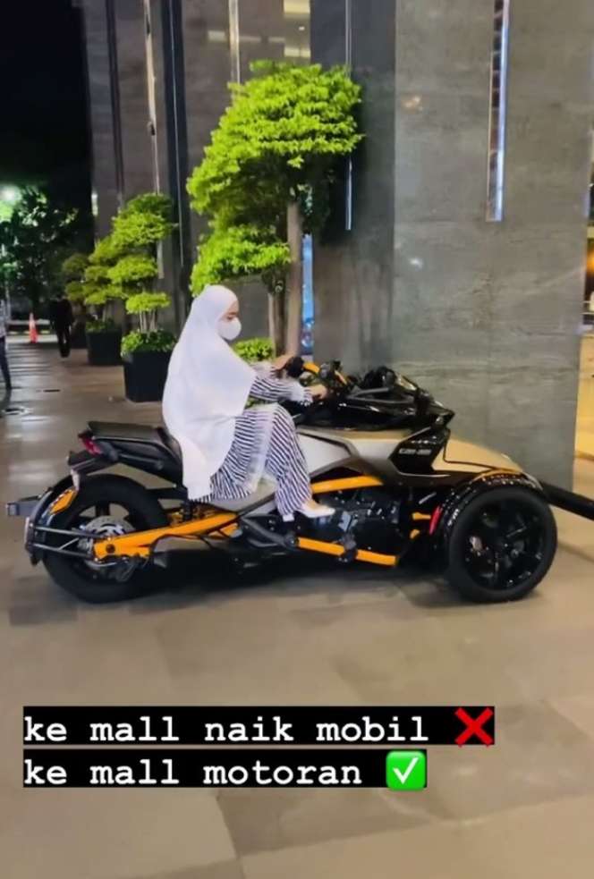 10 Potret April Jasmine Naik Moge Rp700 Juta ke Mall, Dihujat Netizen: Istri Ustaz Kok Riya