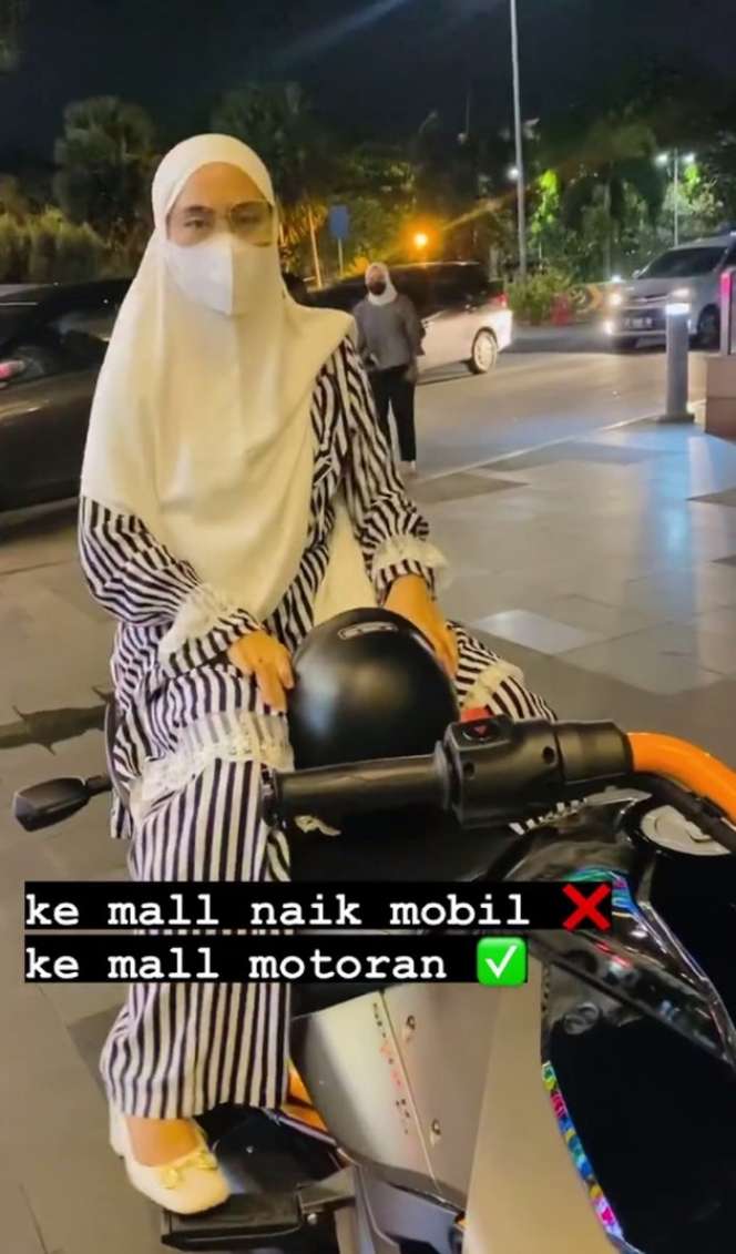 10 Potret April Jasmine Naik Moge Rp700 Juta ke Mall, Dihujat Netizen: Istri Ustaz Kok Riya