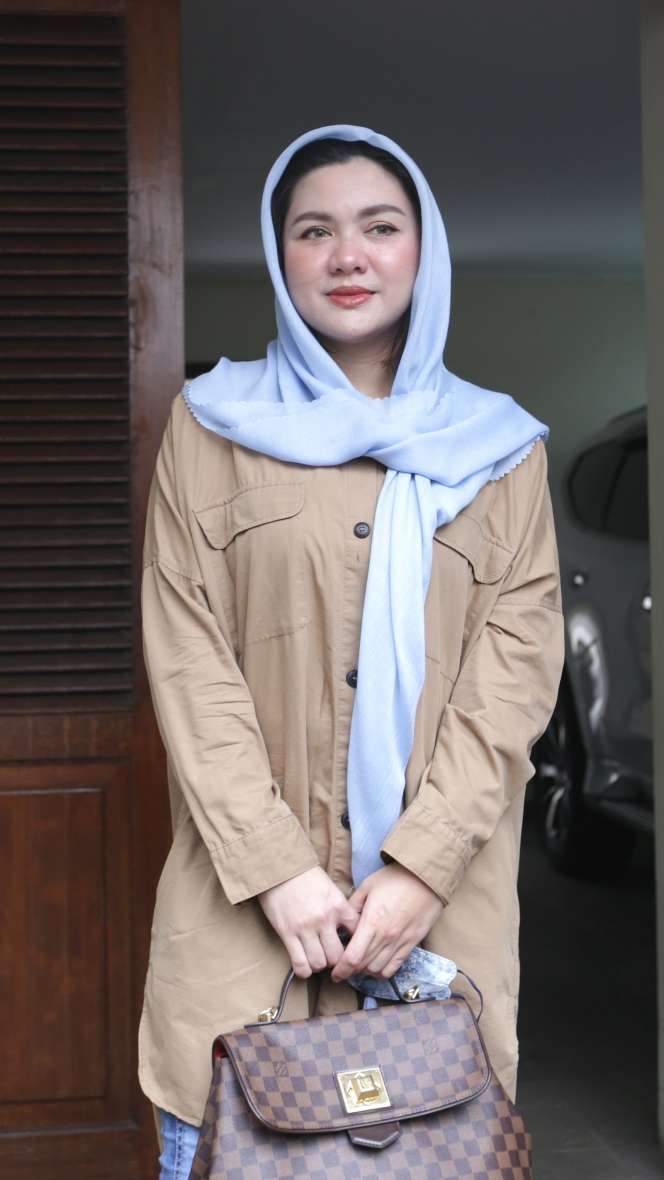 5 Potret Terbaru Vicky Shu usai Melahirkan, Sudah Mulai Berani Ambil Job